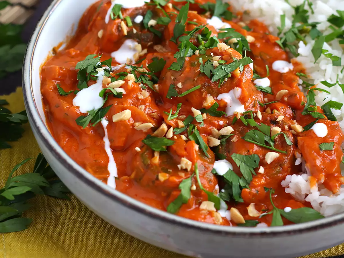Vegánska Malai Kofta: cícerové mäsové guľky s paradajkovou omáčkou