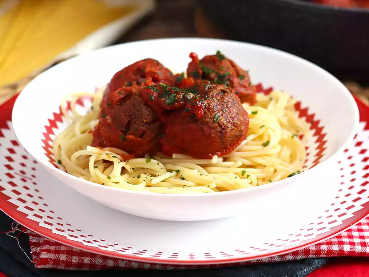 Vegetariánske mäsové guľky zo seitanu s paradajkovou omáčkou