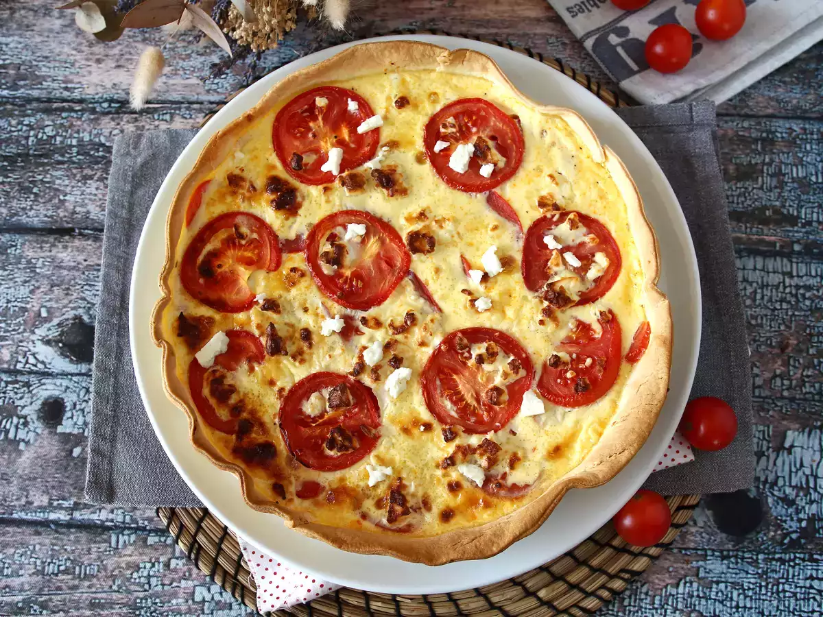 Vegetariánsky koláč s paradajkami a fetou, ideálny na piknik!