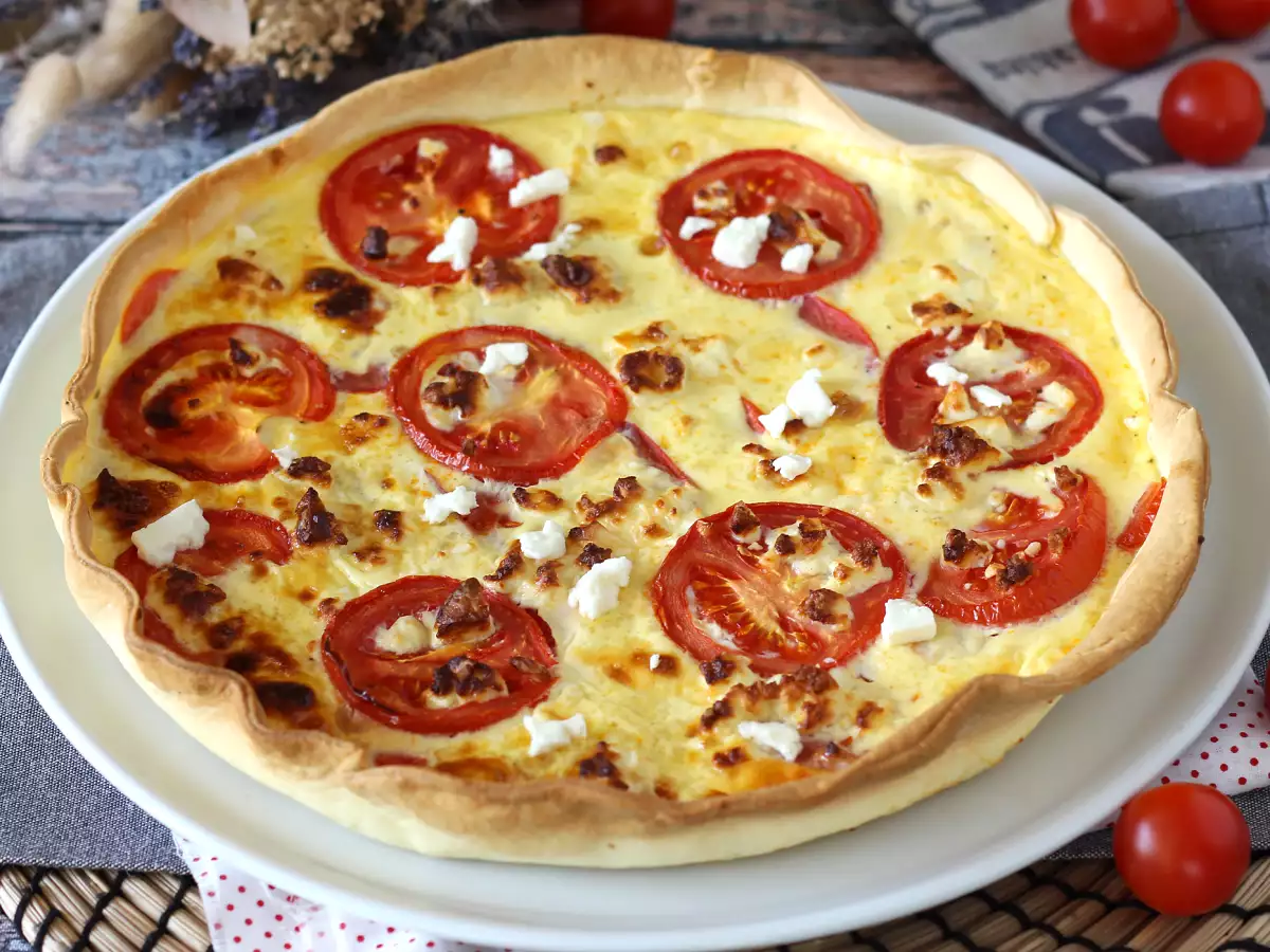 Vegetariánsky koláč s paradajkami a fetou, ideálny na piknik! - foto 3