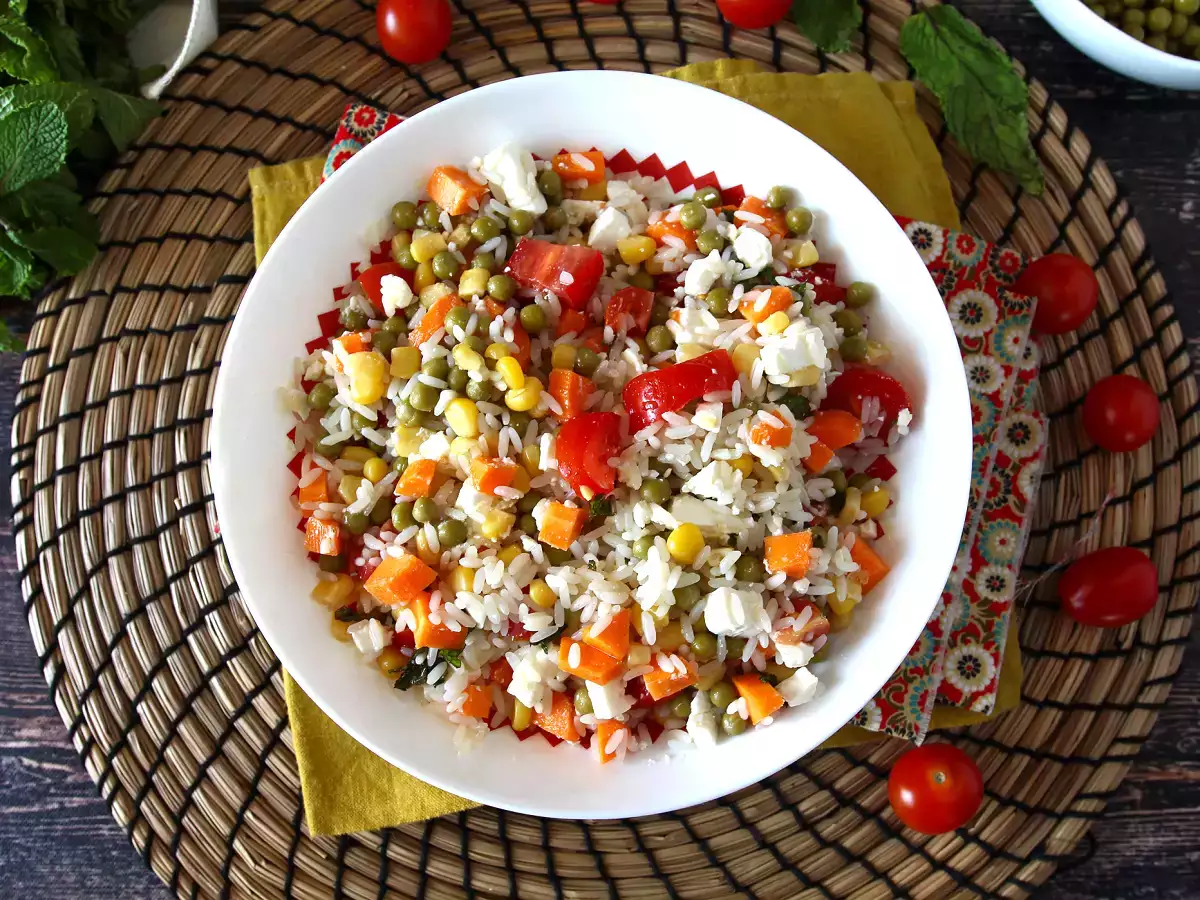 Vegetariánsky ryžový šalát: feta, kukurica, mrkva, hrášok, cherry paradajky a mäta - foto 2
