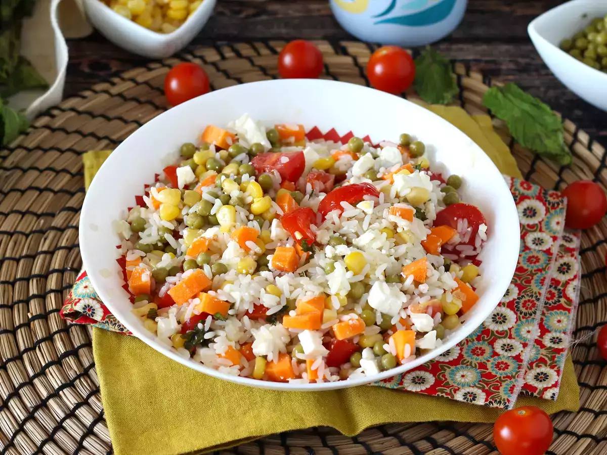 Vegetariánsky ryžový šalát: feta, kukurica, mrkva, hrášok, cherry paradajky a mäta - foto 3
