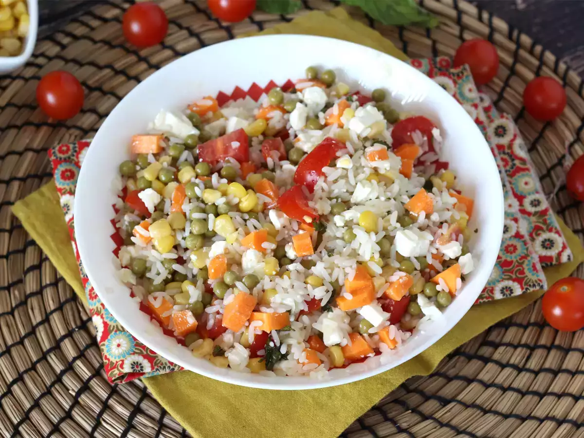 Vegetariánsky ryžový šalát: feta, kukurica, mrkva, hrášok, cherry paradajky a mäta - foto 4