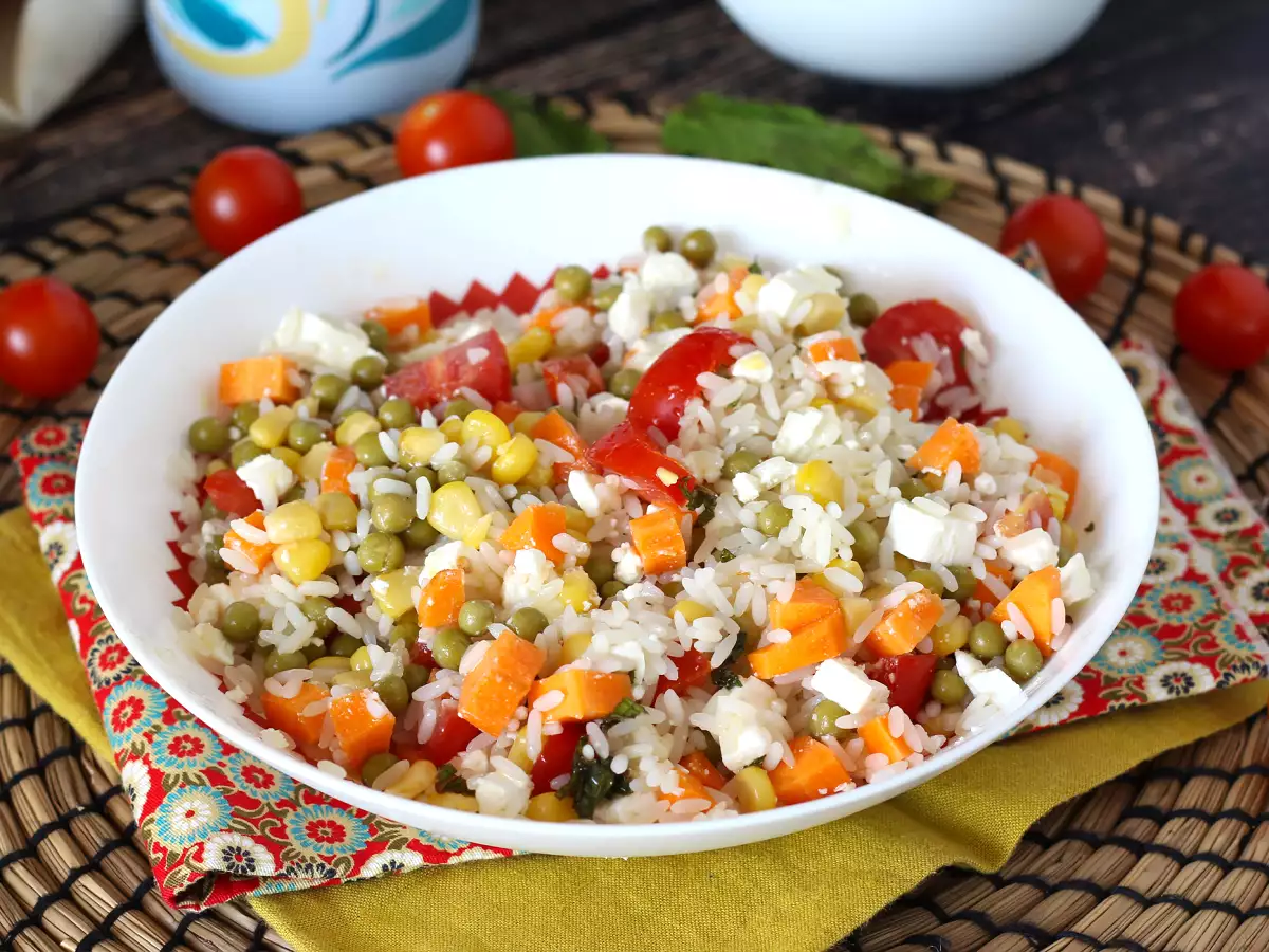 Vegetariánsky ryžový šalát: feta, kukurica, mrkva, hrášok, cherry paradajky a mäta - foto 5