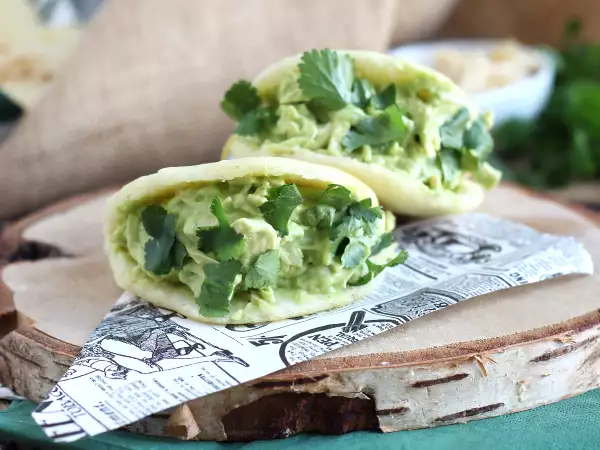 Recept Venezuelské arepy s kuracím mäsom a avokádom - reina pepiada