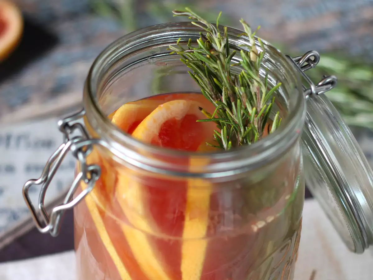 Voda s príchuťou grapefruitu a rozmarínu: detoxikačný nápoj bez pridaného cukru - foto 2