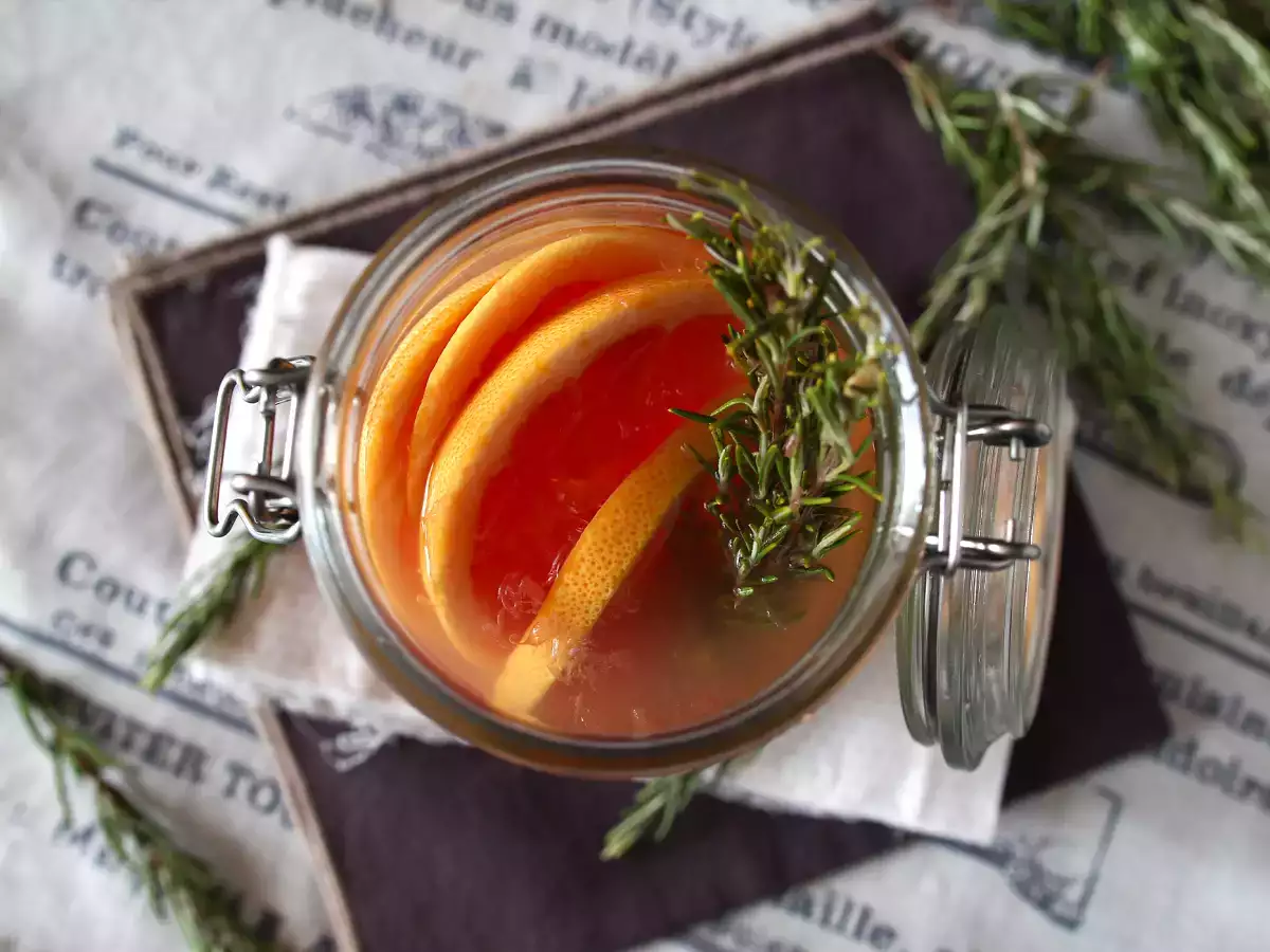 Voda s príchuťou grapefruitu a rozmarínu: detoxikačný nápoj bez pridaného cukru - foto 3