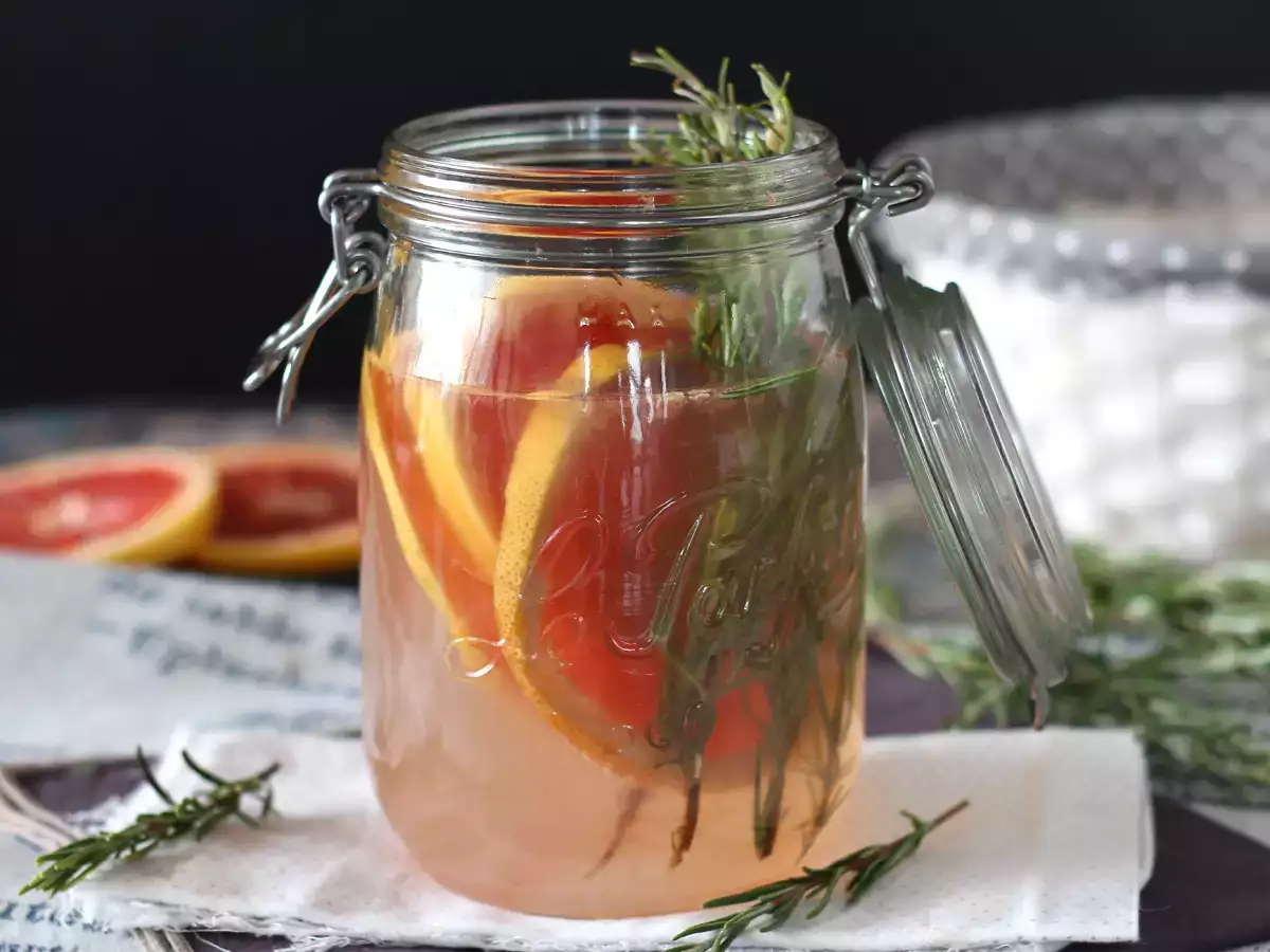 Voda s príchuťou grapefruitu a rozmarínu: detoxikačný nápoj bez pridaného cukru - foto 4