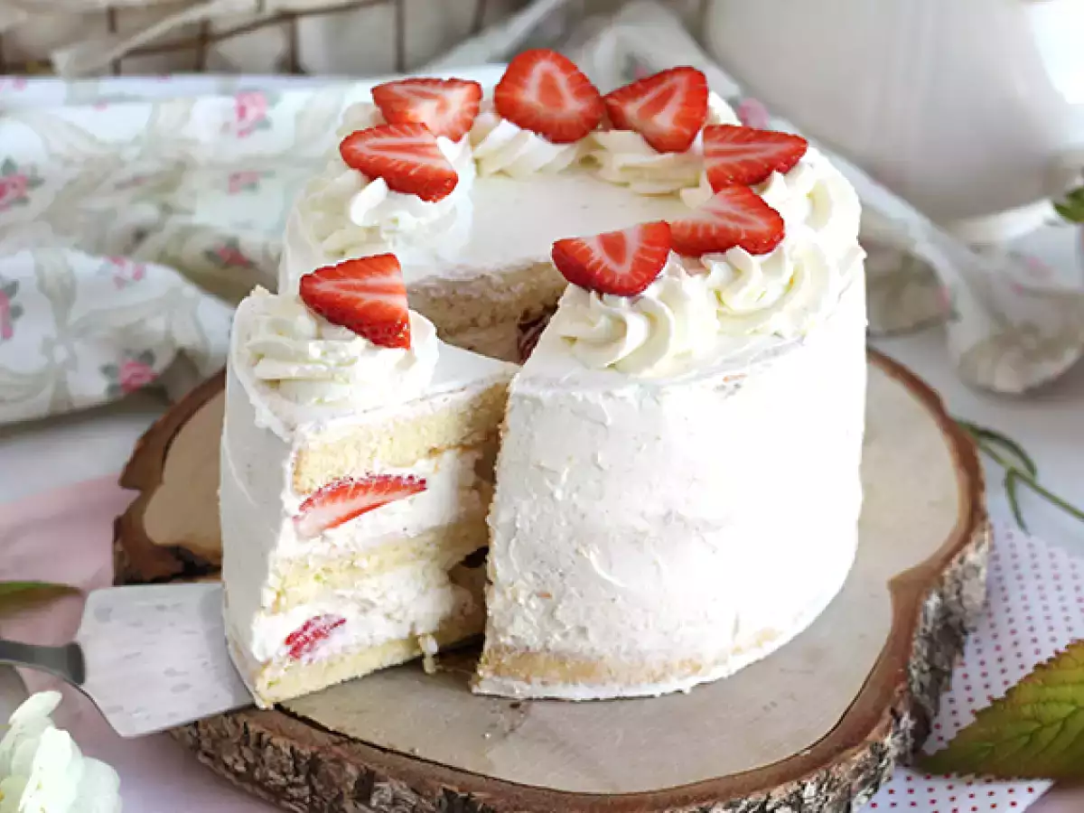 Vrstvový koláč s jahodami a mascarpone krémom
