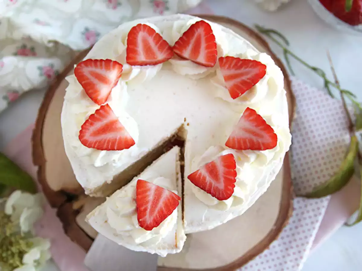 Vrstvový koláč s jahodami a mascarpone krémom - foto 3