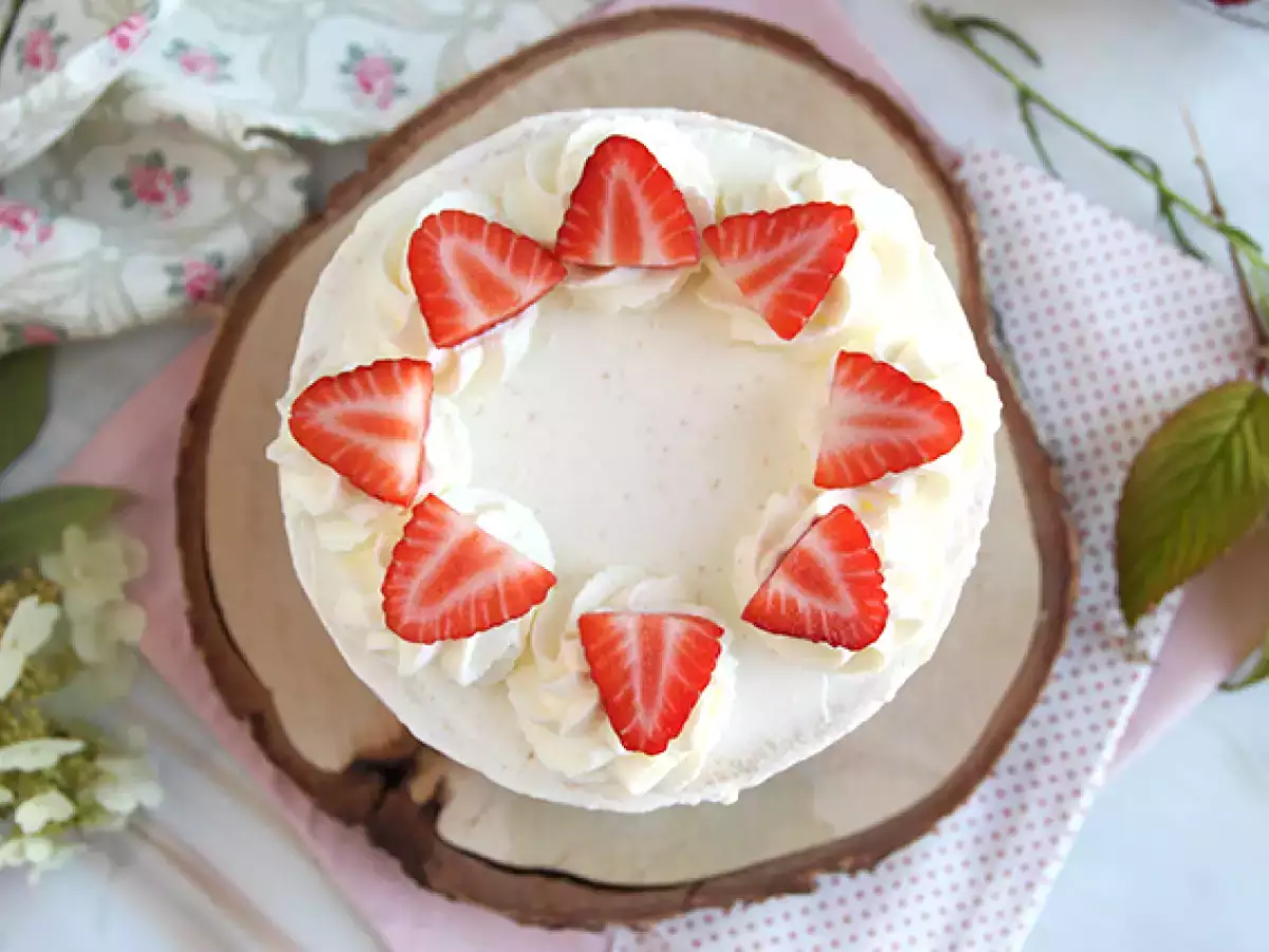 Vrstvový koláč s jahodami a mascarpone krémom - foto 6