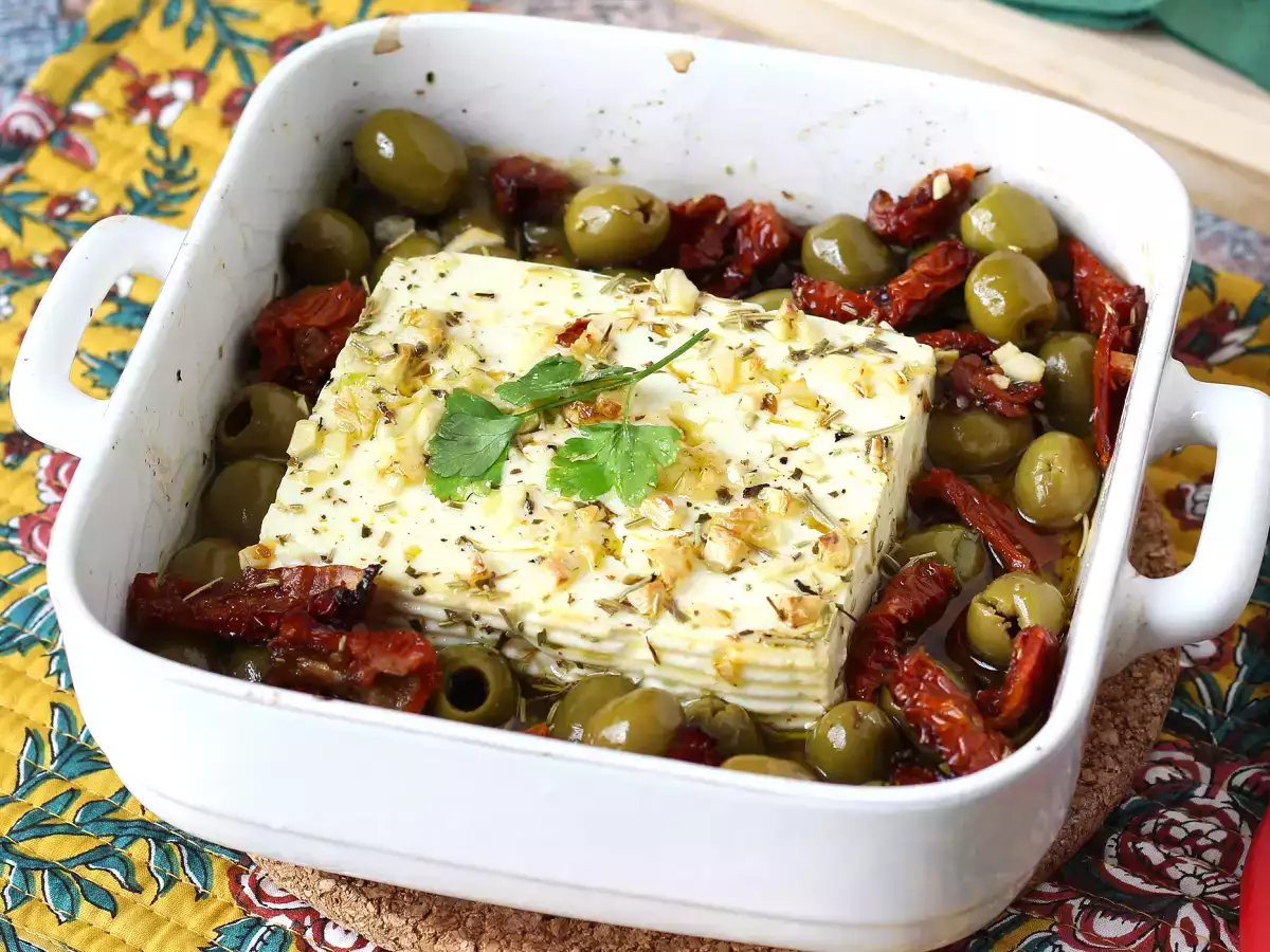 Zapečená feta so sušenými paradajkami a olivami na stredomorský spôsob