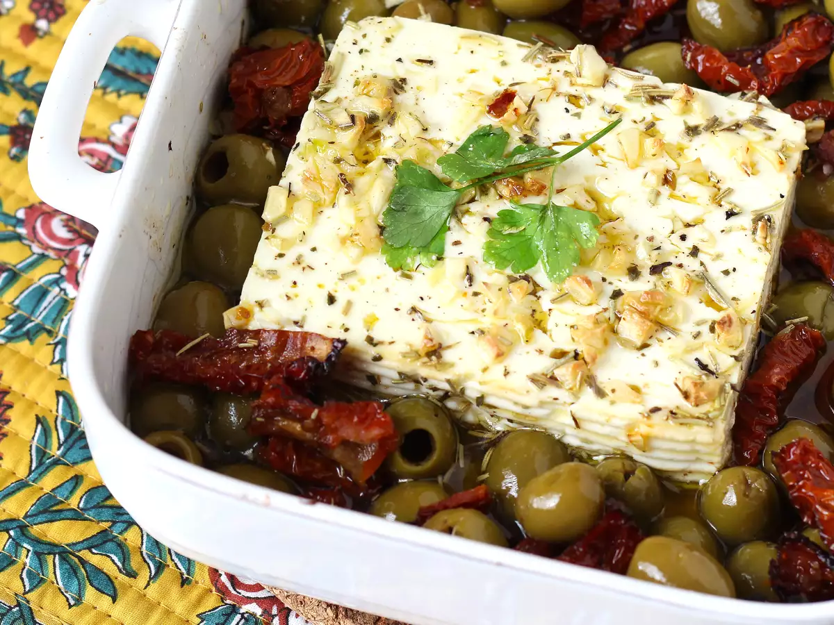 Zapečená feta so sušenými paradajkami a olivami na stredomorský spôsob - foto 2