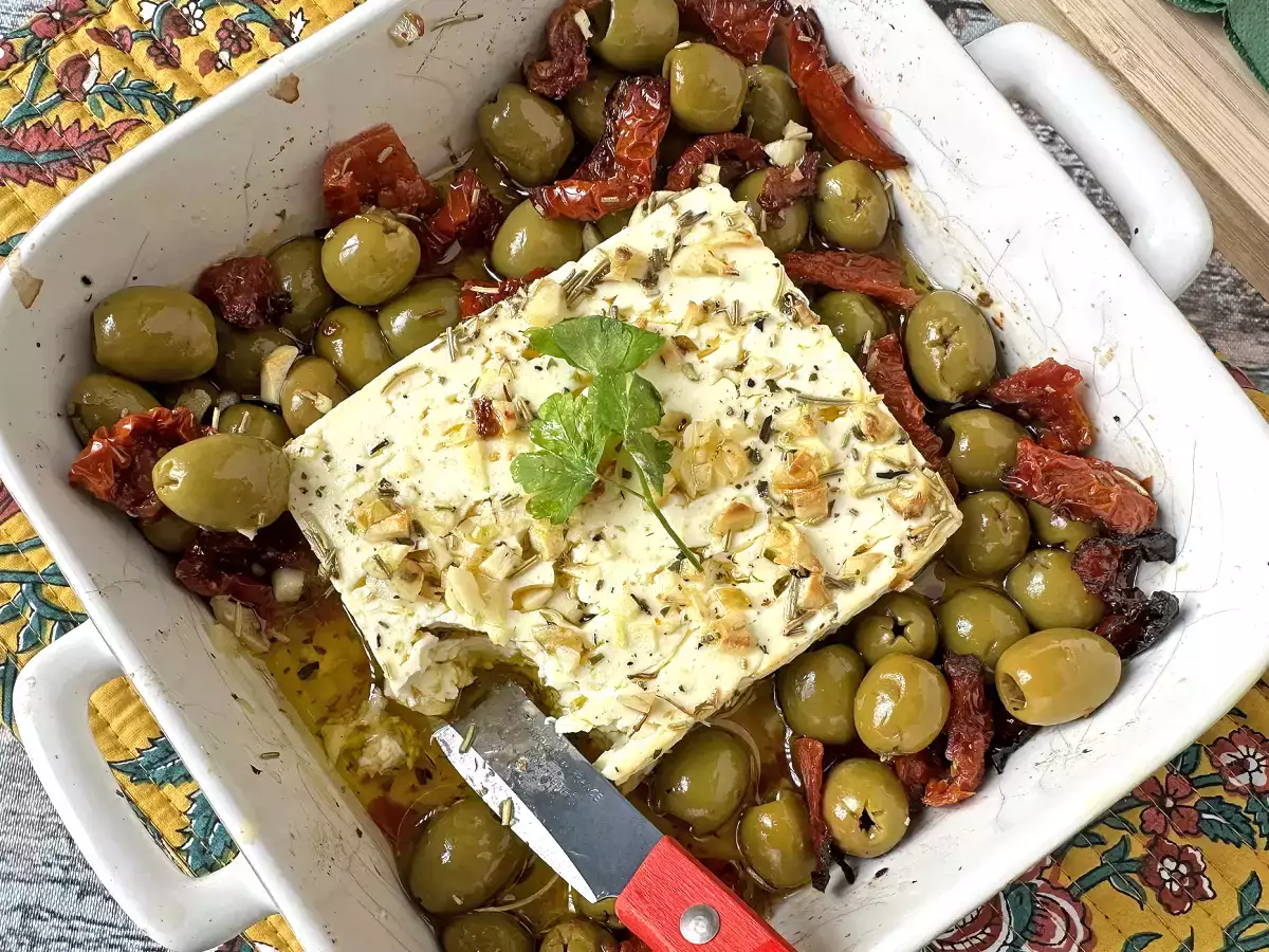 Zapečená feta so sušenými paradajkami a olivami na stredomorský spôsob - foto 3