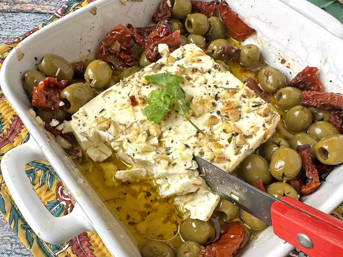 Zapečená feta so sušenými paradajkami a olivami na stredomorský spôsob - foto 5
