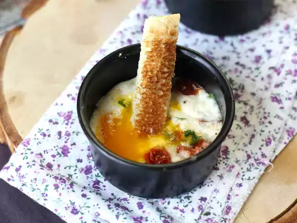 Recept Zapekané vajcia s kozím syrom a sušenými paradajkami vo fritéze!