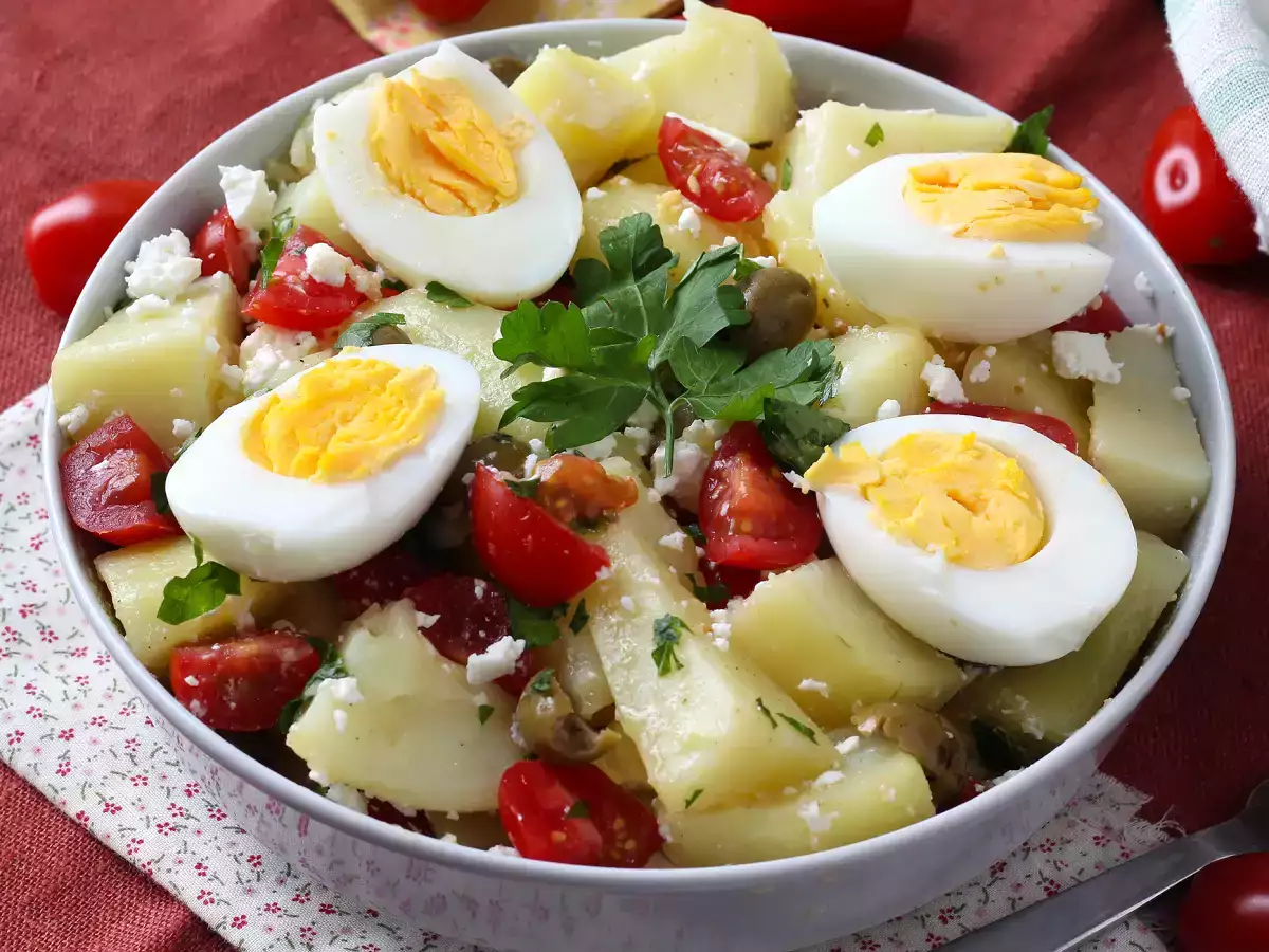 Zemiakový šalát s feta syrom, vajcom a cherry paradajkami