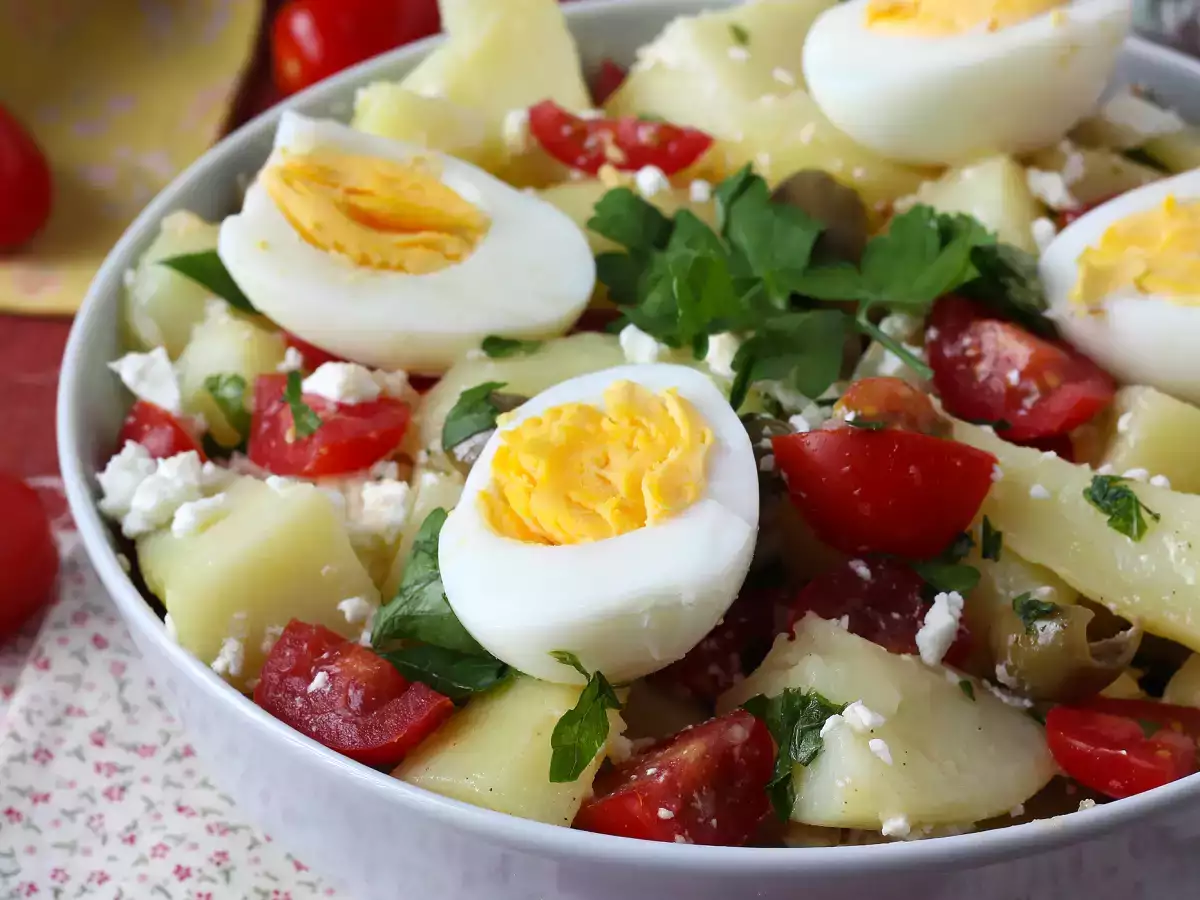 Zemiakový šalát s feta syrom, vajcom a cherry paradajkami - foto 5