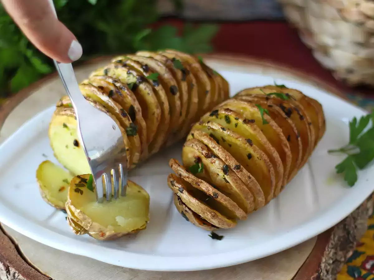 Zemiaky Hasselback vo fritéze: chrumkavé, rozplývajúce sa v ústach a veľmi jednoduché! - foto 5