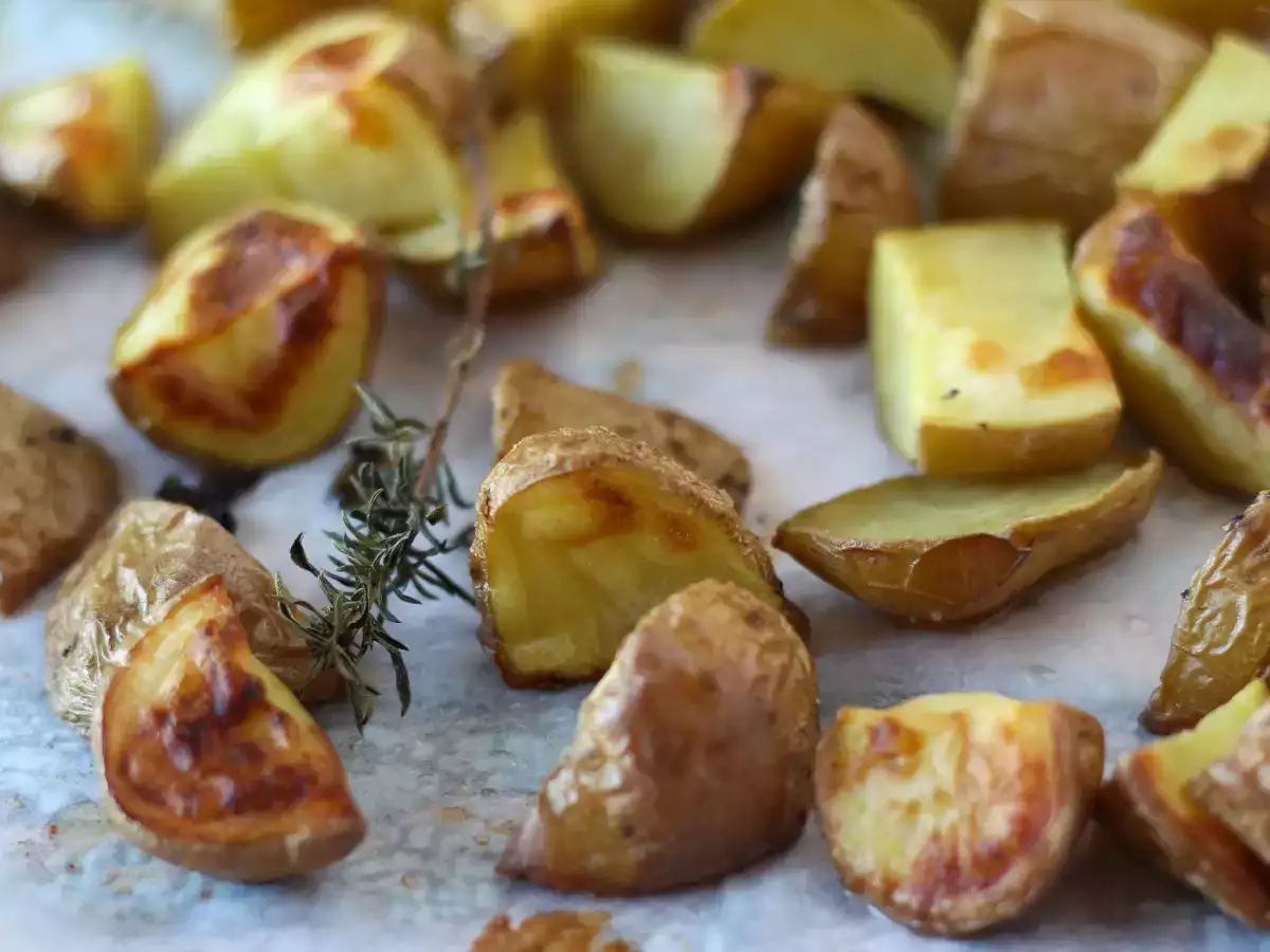 Zemiaky pečené v rúre, klasický a jednoduchý recept - foto 2