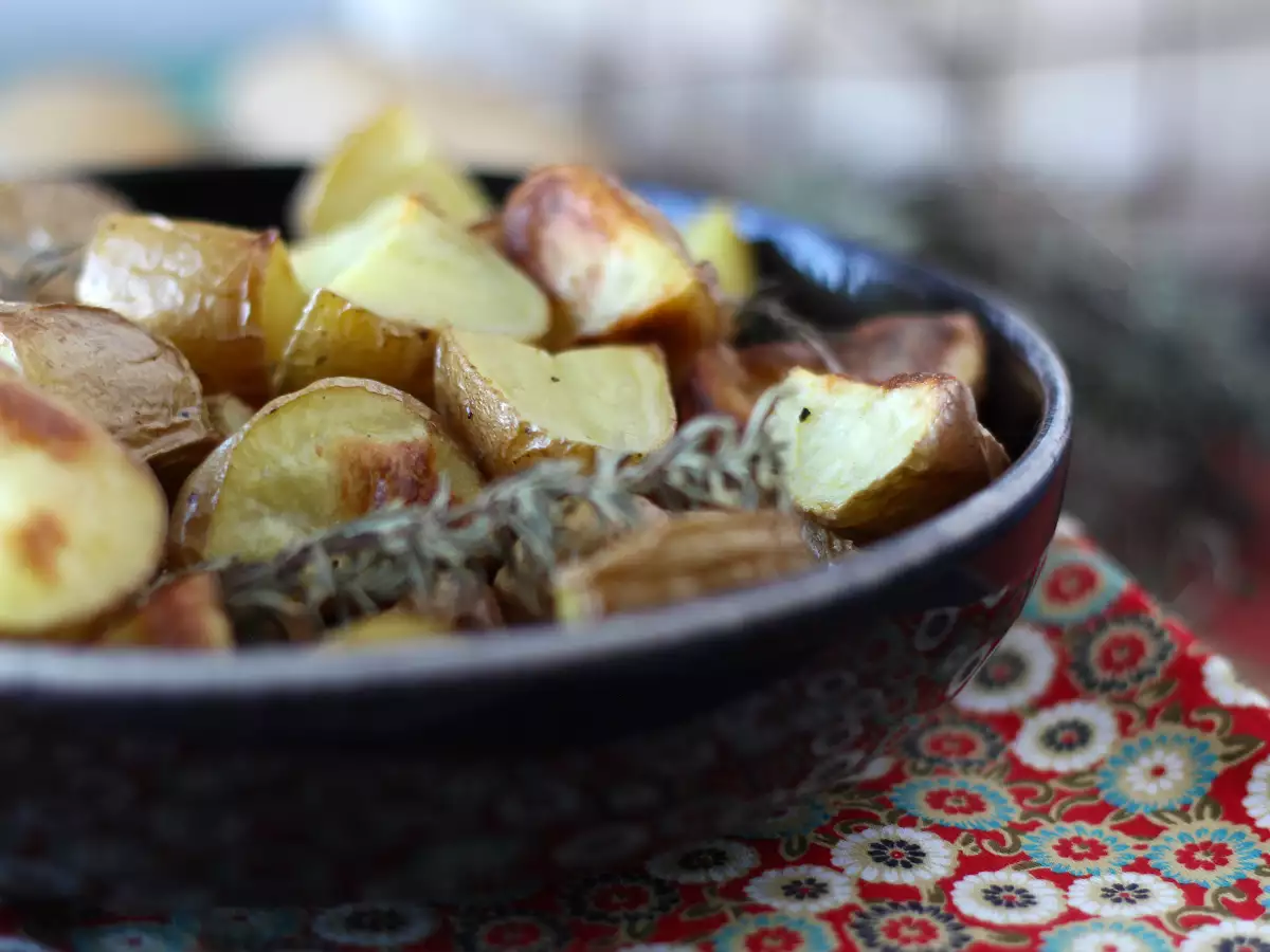 Zemiaky pečené v rúre, klasický a jednoduchý recept - foto 3