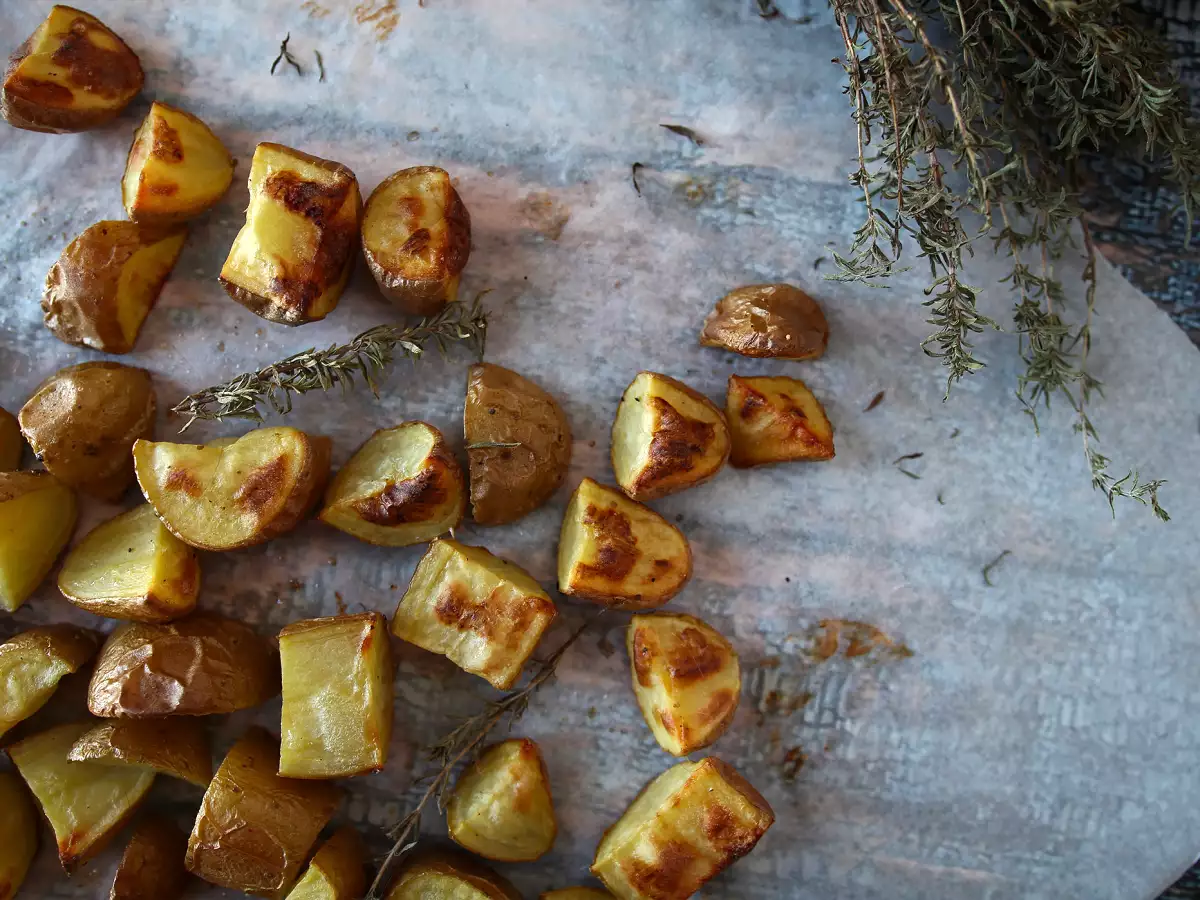 Zemiaky pečené v rúre, klasický a jednoduchý recept - foto 4