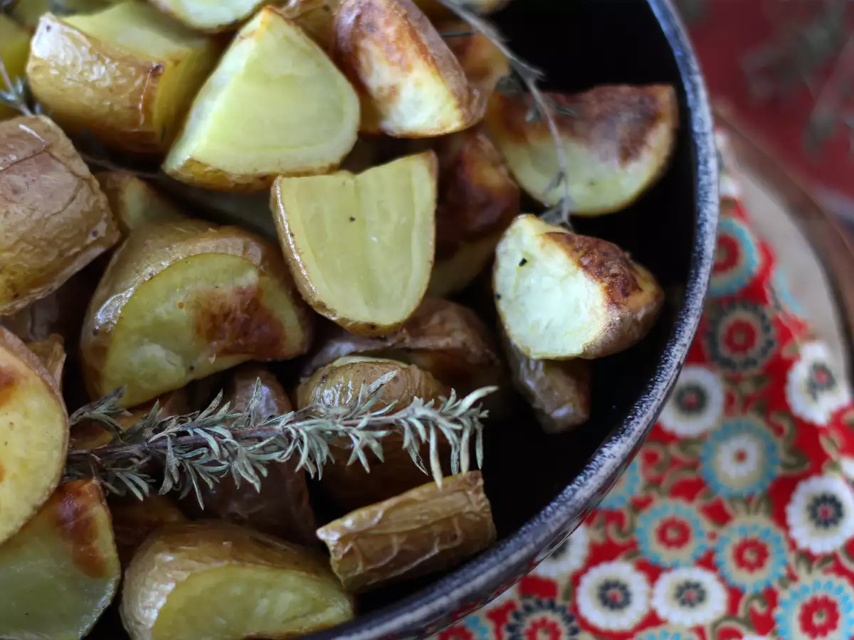 Zemiaky pečené v rúre, klasický a jednoduchý recept - foto 8